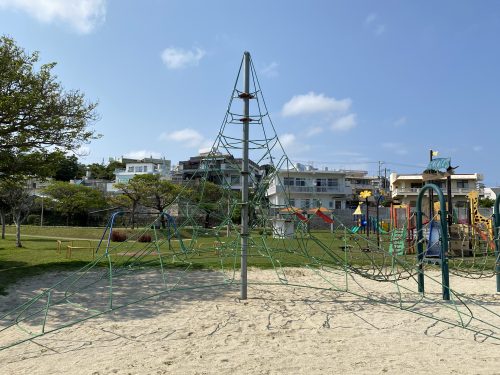 諸見里公園(沖縄市)は遊具だけじゃない！野球にバスケ、テニスもできる万能っぷり！